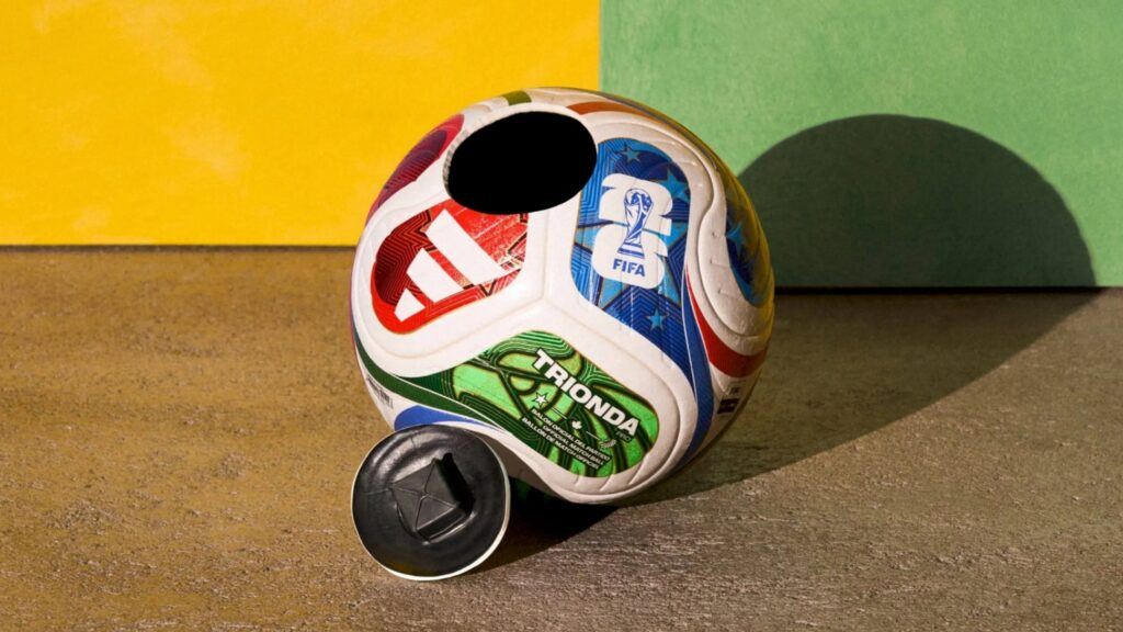 Adidas Trionda PRO, balón oficial del Mundial 2026, con el módulo del sensor extraído